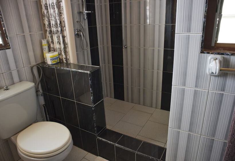 فندق Four Villages Inn