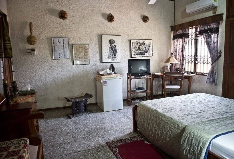 فندق Four Villages Inn