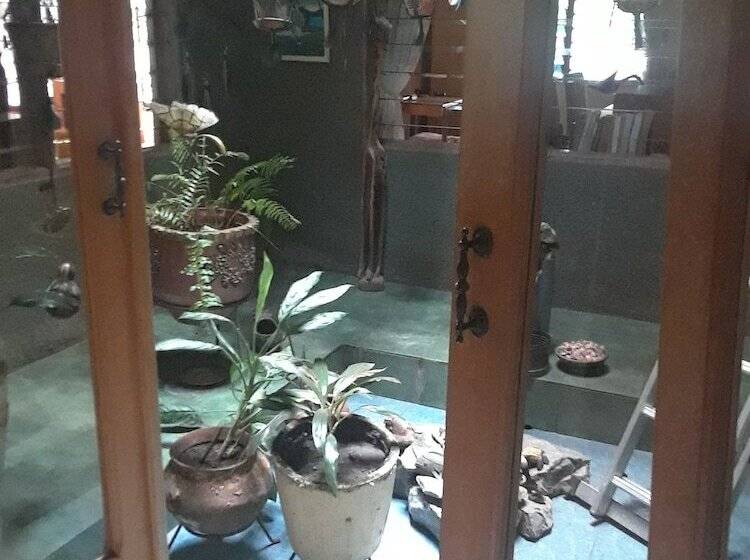 فندق Four Villages Inn