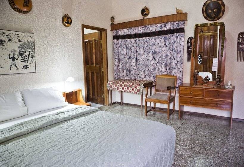 فندق Four Villages Inn