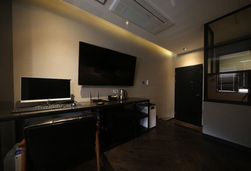 هتل Beomil Brown Dot