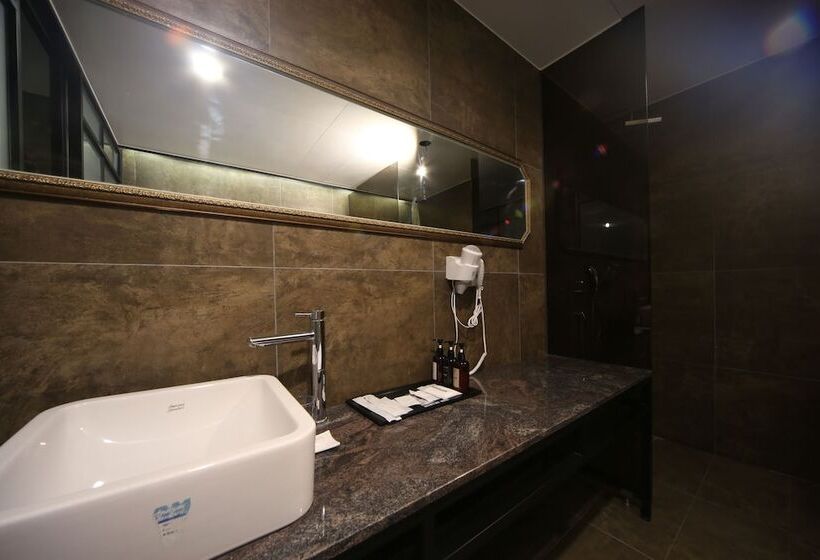 هتل Beomil Brown Dot