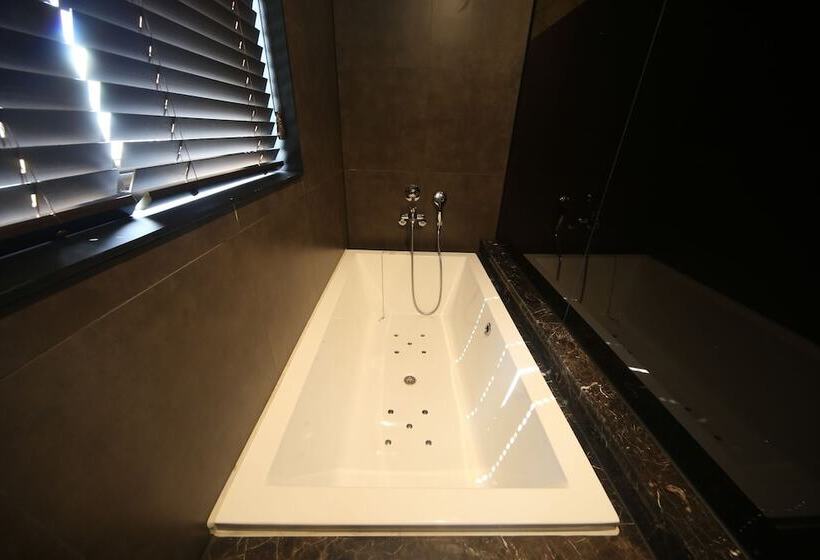 هتل Beomil Brown Dot