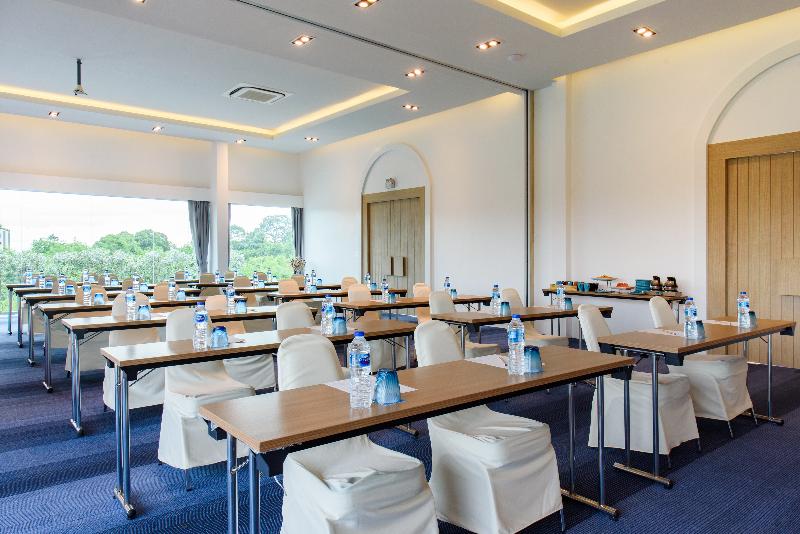 هتل Costa Village Bangsaray