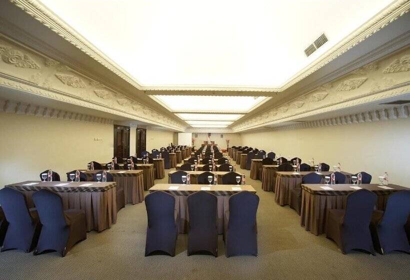 בית מלון כפרי D Senopati Malioboro Grand