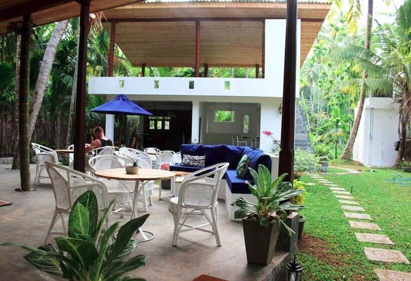 Отель Salt House