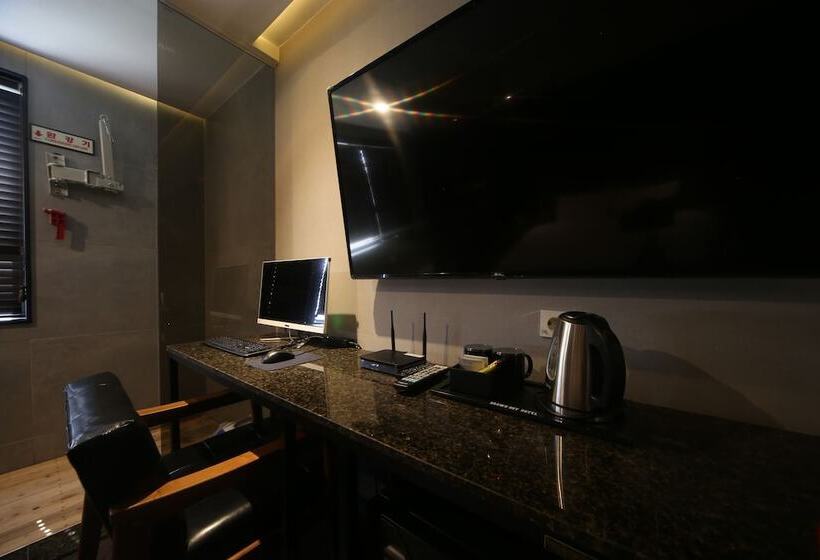 هتل Beomil Brown Dot