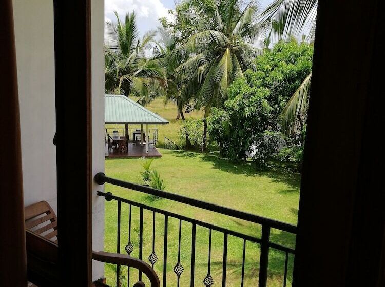 Отель Rajarata Lodge