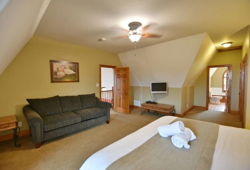 Отель The Lodges At Blue Mountain - Historic Snowbridge Condos