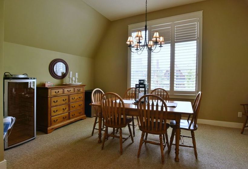 Отель The Lodges At Blue Mountain - Historic Snowbridge Condos