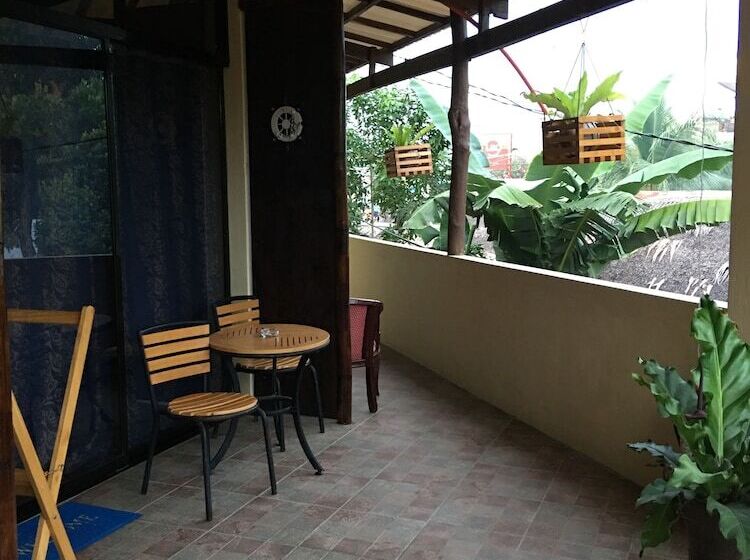 پانسیون Captains Lodge And Bar