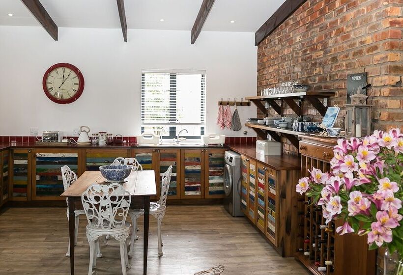 پانسیون Narnia Guest House