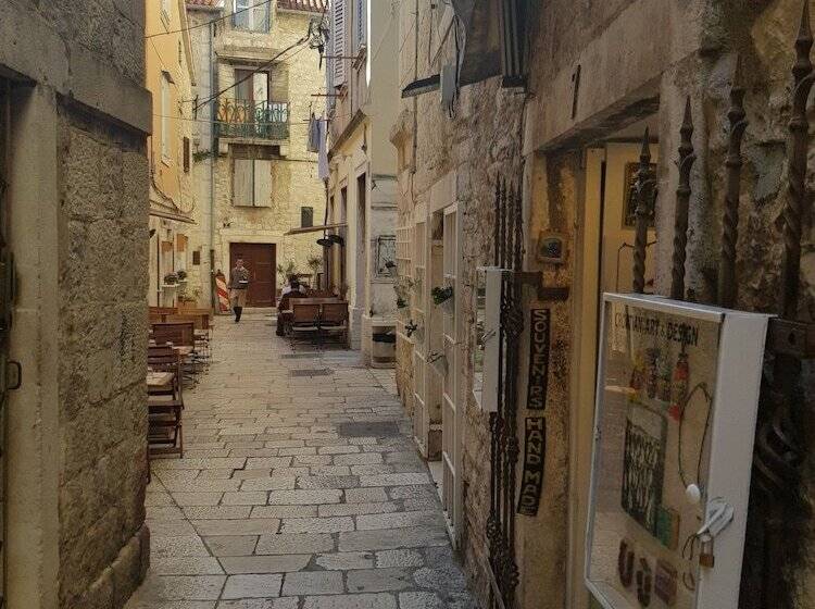 پانسیون Pylon Rooms