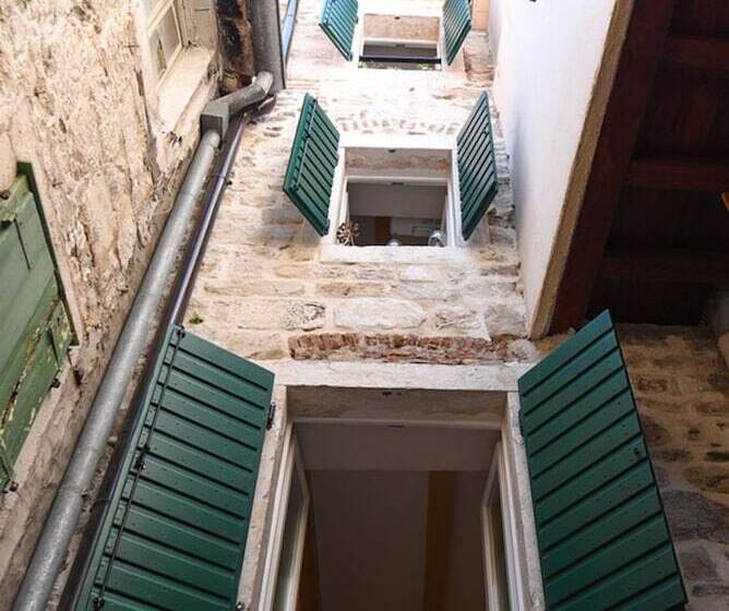 پانسیون Pylon Rooms