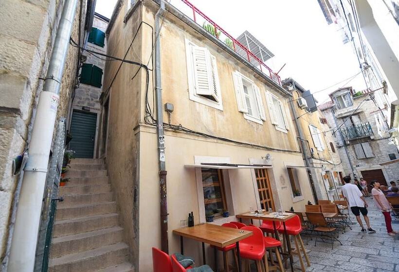 پانسیون Pylon Rooms