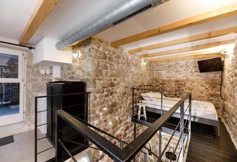 پانسیون Pylon Rooms