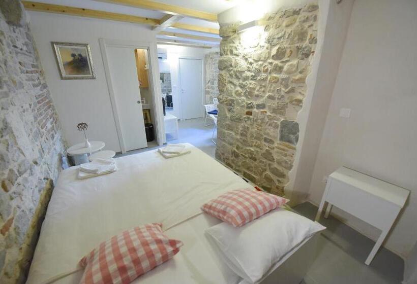 پانسیون Pylon Rooms