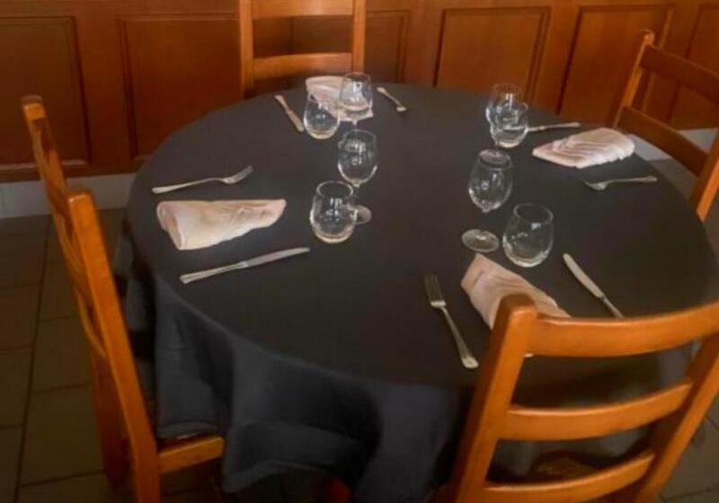 Отель Hôtel Du Commerce