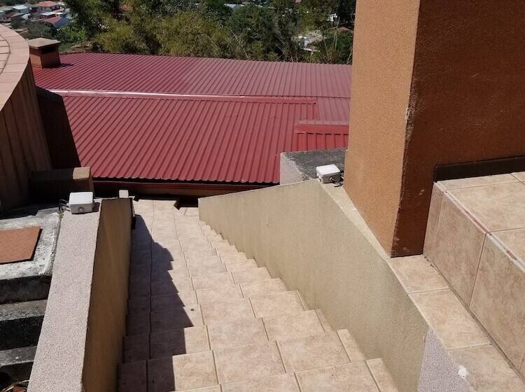 ユースホステル Monte Campana Escazu