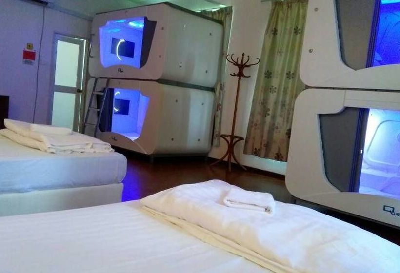 הוסטל Qube Beach Resort