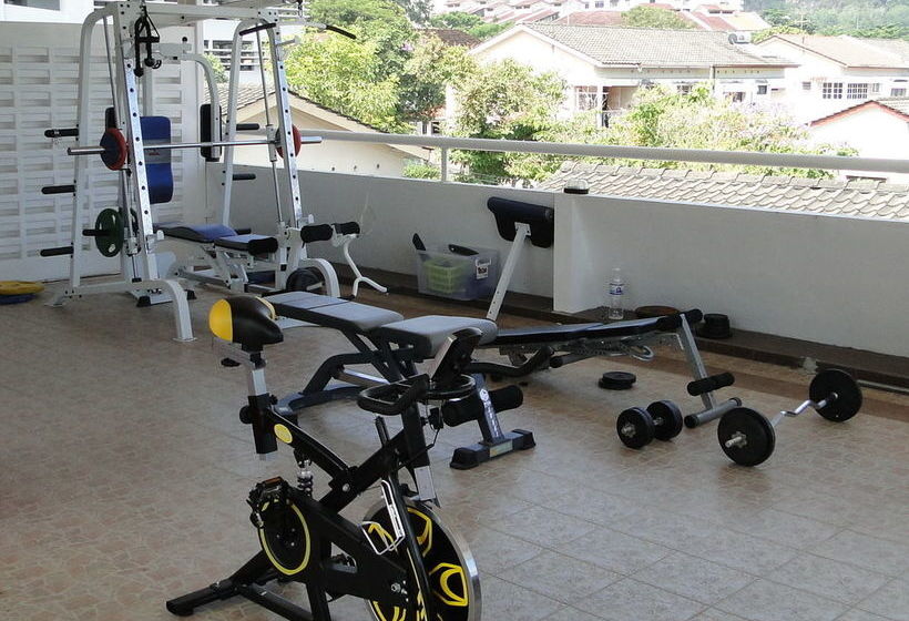 הוסטל Qube Beach Resort