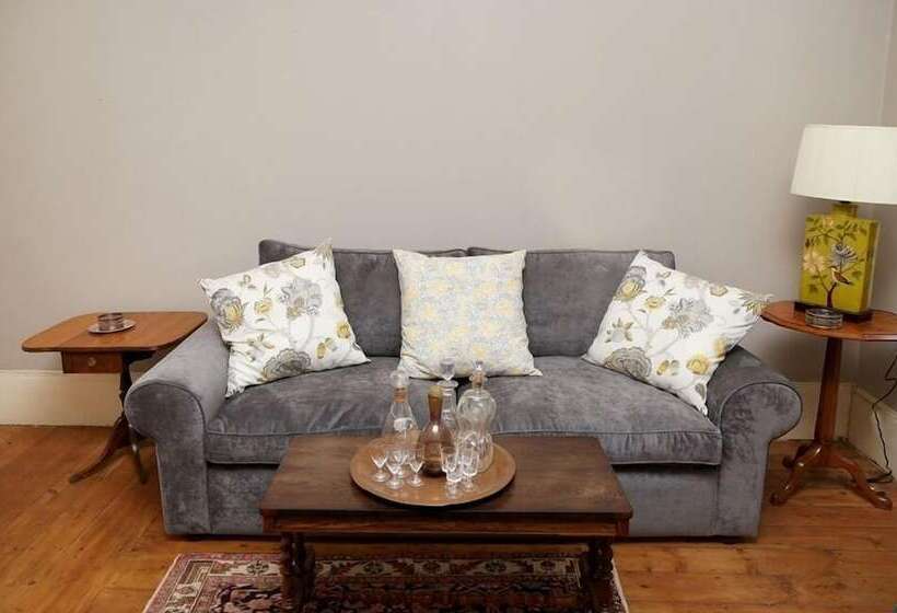 تختخواب و صبحانه Newington Place