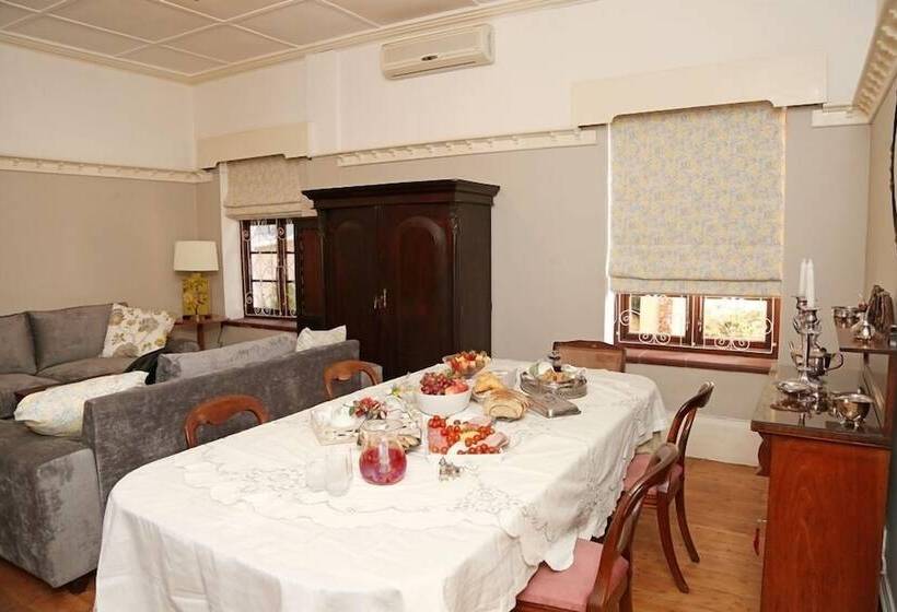 تختخواب و صبحانه Newington Place