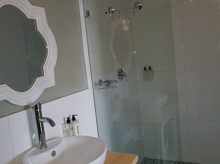 تختخواب و صبحانه Newington Place