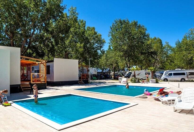 هتل Mobile Homes Camp Galeb