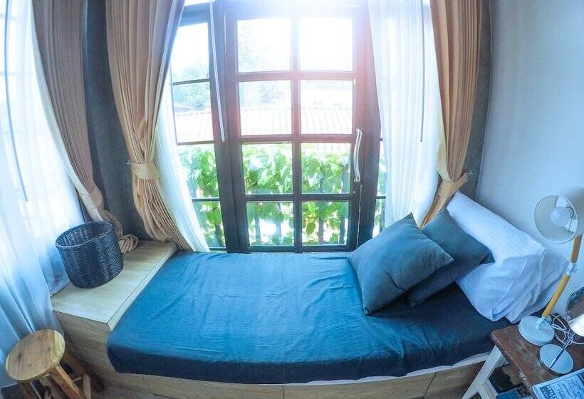 פנסיון Buffalo Thai Cafe & Bistro