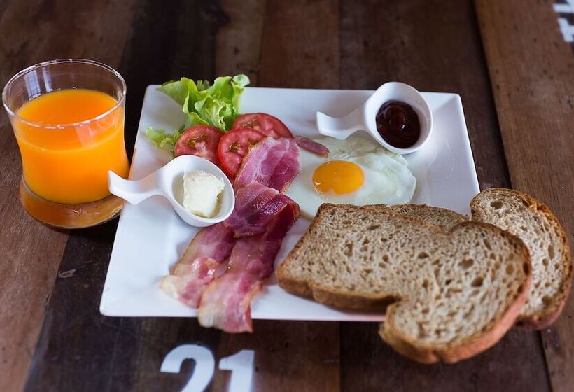 פנסיון Buffalo Thai Cafe & Bistro