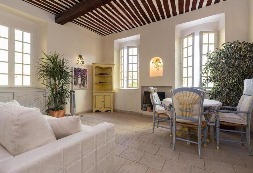 Very Charming Studio Apartment On Port In Cannes A Short Walk To Palais With Aircon And Internet 411