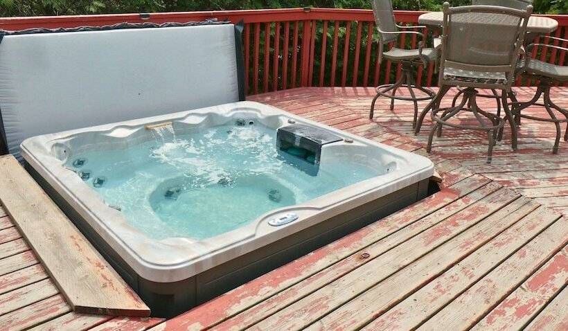 Mountain Views, Steps To Bm Village, Hot Tub, Bbq