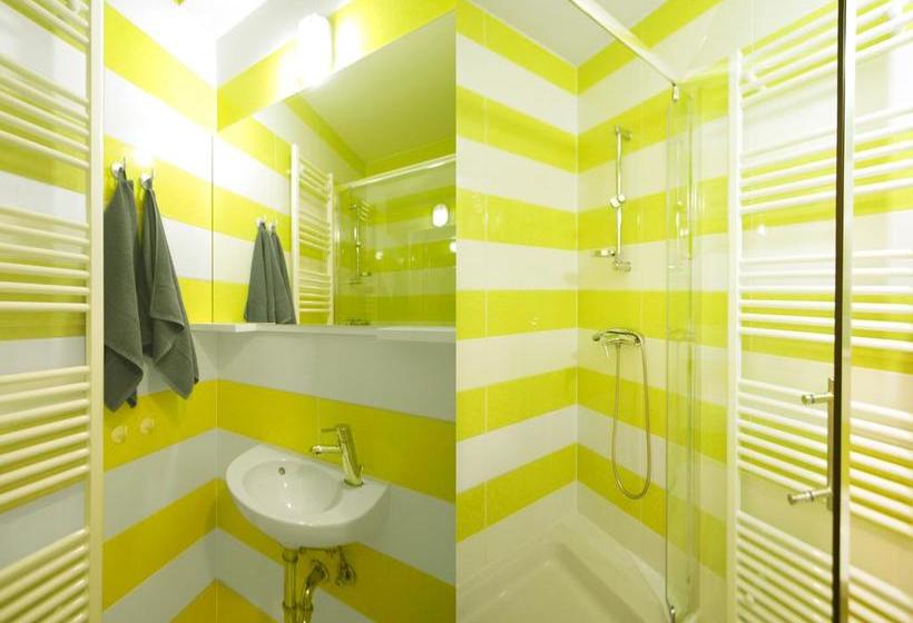 Private Rooms At Hostel63