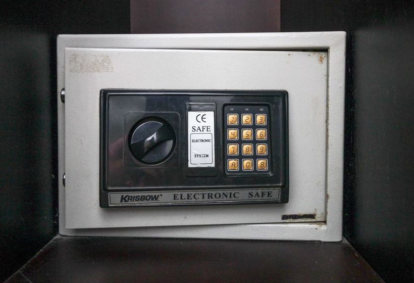 Отель Reddoorz Premium @ Bukit Damai Indah