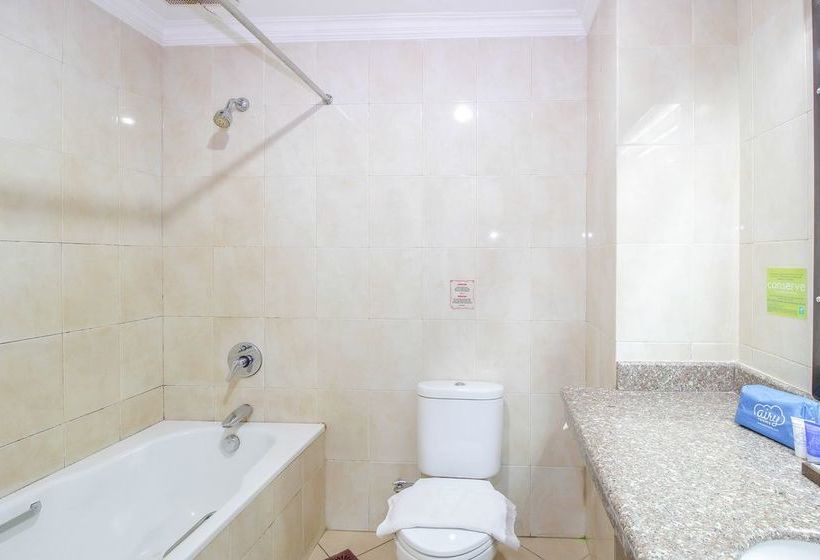 Отель Reddoorz Premium @ Bukit Damai Indah