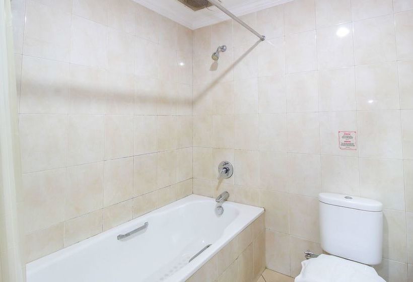 Отель Reddoorz Premium @ Bukit Damai Indah