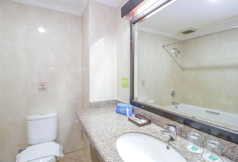 Отель Reddoorz Premium @ Bukit Damai Indah