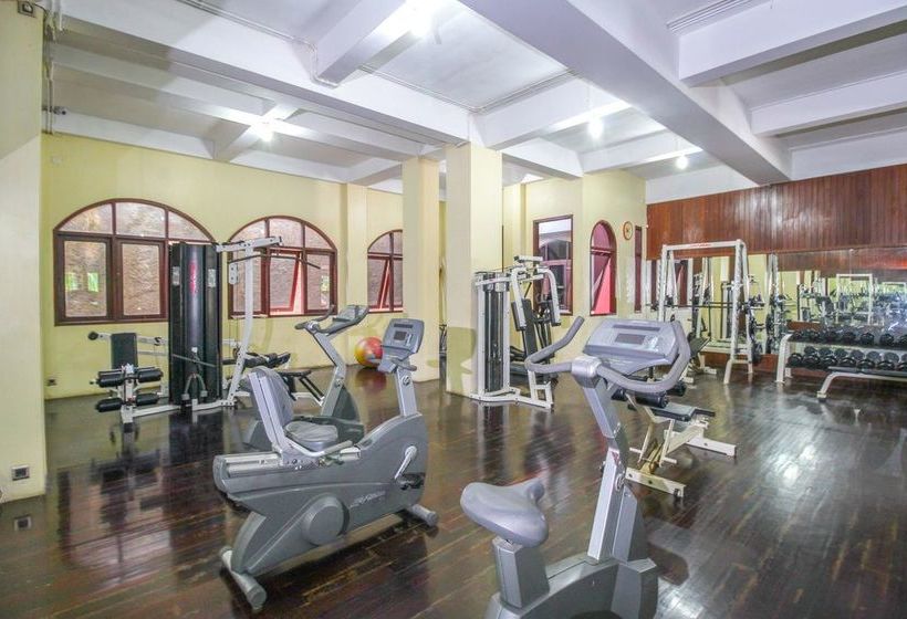 Отель Reddoorz Premium @ Bukit Damai Indah