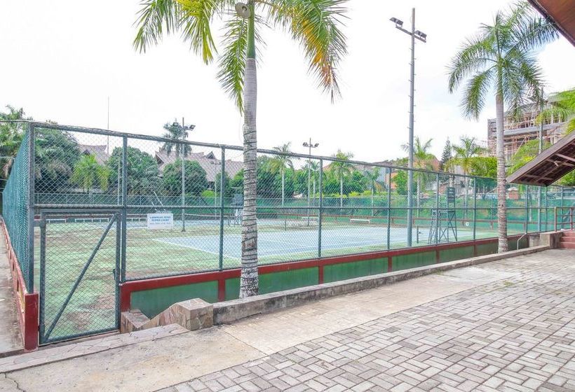 Отель Reddoorz Premium @ Bukit Damai Indah