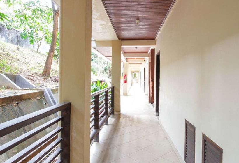 Отель Reddoorz Premium @ Bukit Damai Indah