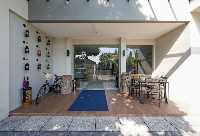 Отель Reddoorz @ Kawi