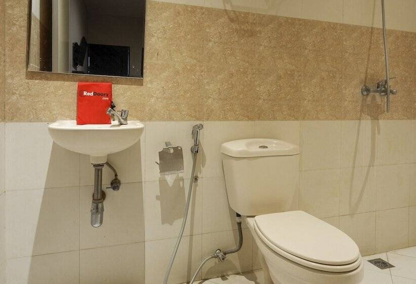 Отель Reddoorz @ Kawi