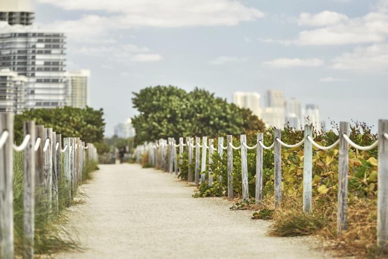 Four Seasons Hotel At The Surf Club