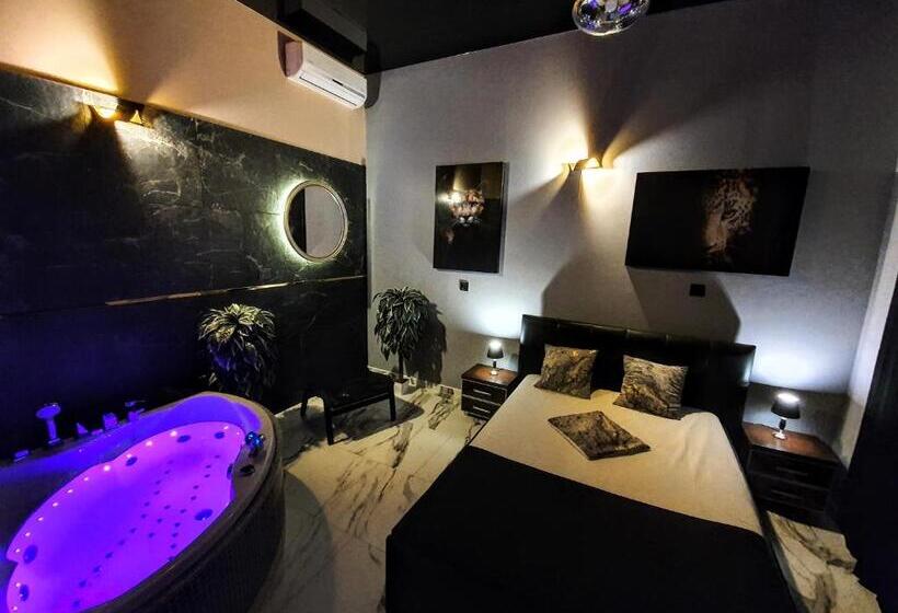 Отель Apartament Z Jacuzzi Kraków Rynek