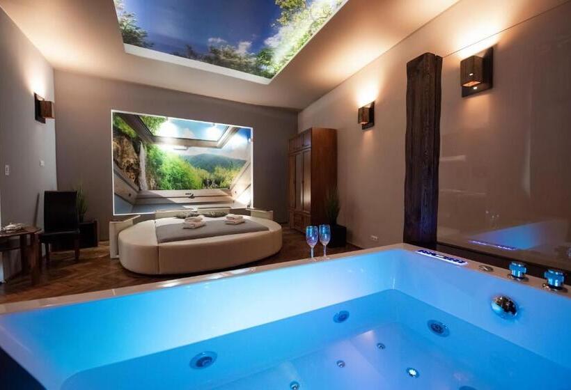 Отель Apartament Z Jacuzzi Kraków Rynek