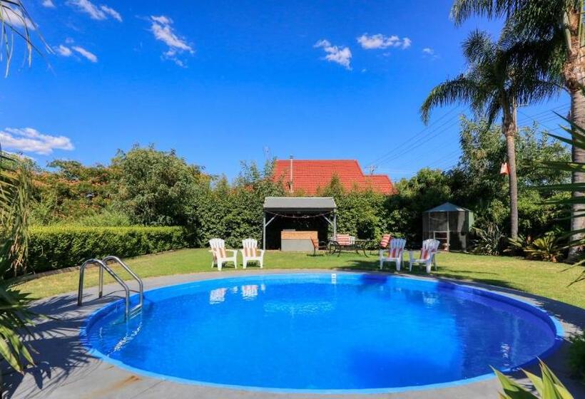 هتل Country Leisure Motor Inn