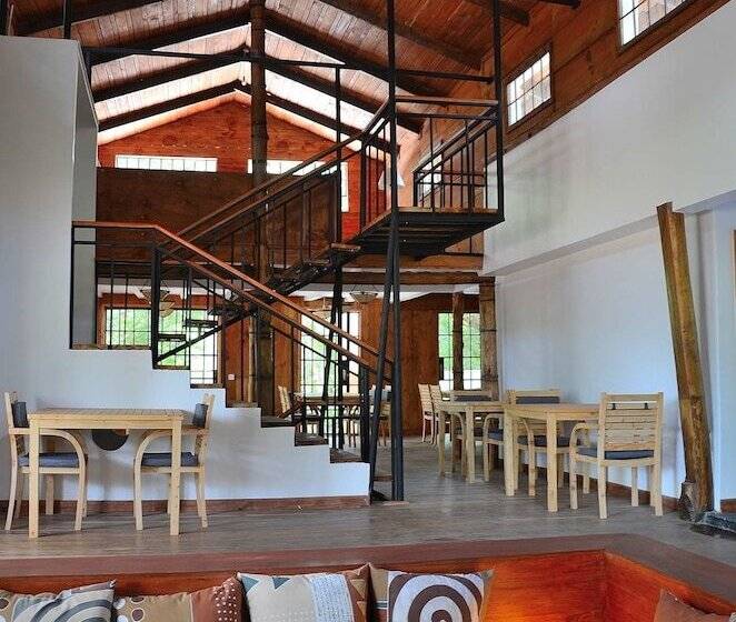 Отель Green Hills Of Africa