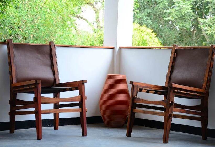 Отель Green Hills Of Africa