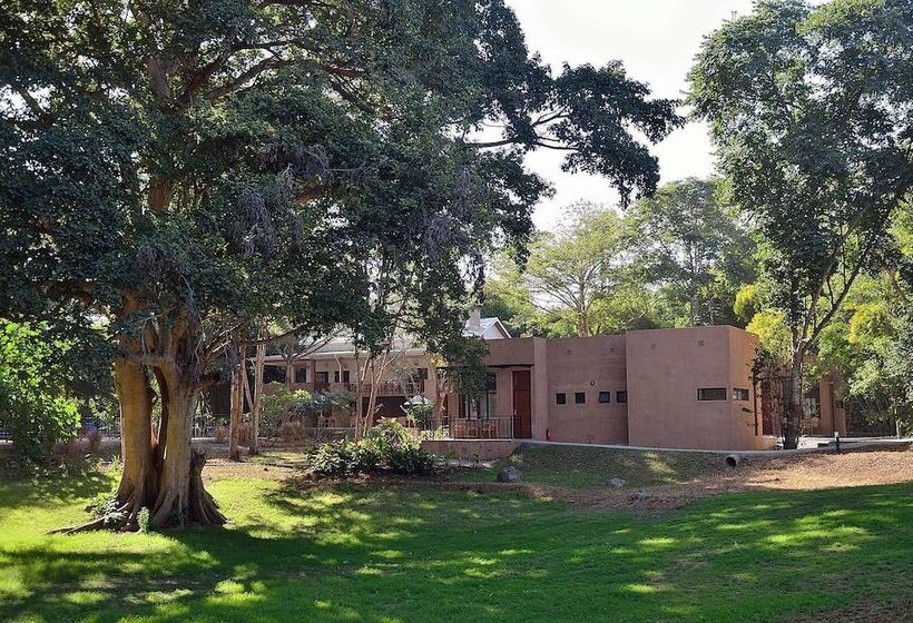 Отель Green Hills Of Africa